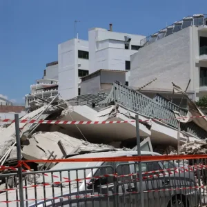 Πετράλωνα: Συνεχίζονται οι έλεγχοι για την κατάρρευση της πολυκατοικίας – Εκκενώθηκε προληπτικά το διπλανό κτίριο