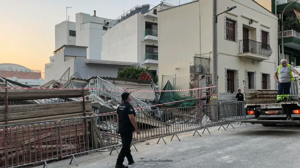 «Έπεσε σαν χάρτινος πύργος, ο εργολάβος χτυπούσε τα κουδούνια για να βγει ο κόσμος»: Οι κινήσεις που έφεραν την κατάρρευση της πολυκατοικίας στα Πετράλωνα
