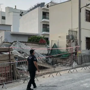 «Έπεσε σαν χάρτινος πύργος, ο εργολάβος χτυπούσε τα κουδούνια για να βγει ο κόσμος»: Οι κινήσεις που έφεραν την κατάρρευση της πολυκατοικίας στα Πετράλωνα