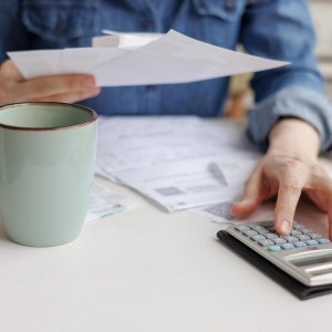 Ανοίγει ο Εξωδικαστικός Μηχανισμός: Τι αλλάζει για όσους έχουν χρέη από €5.000, ποιοι έχουν την ευκαιρία ρύθμισης έως 420 δόσεις