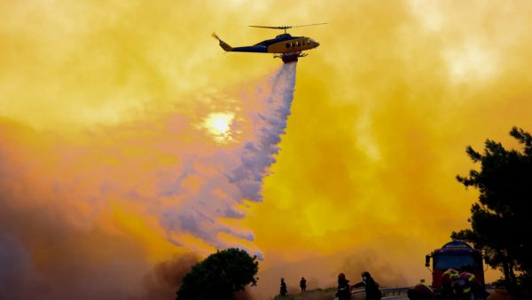 Φωτιά στα Τρίκαλα: Ισχυρές δυνάμεις της Πυροσβεστικής στο Γενέσι – Επιχειρούν και εναέρια μέσα