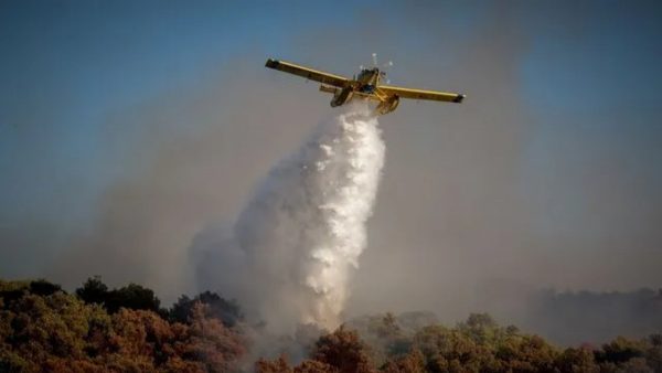 Φωτιά στον Τύρναβο - Επιχειρούν και εναέρια μέσα