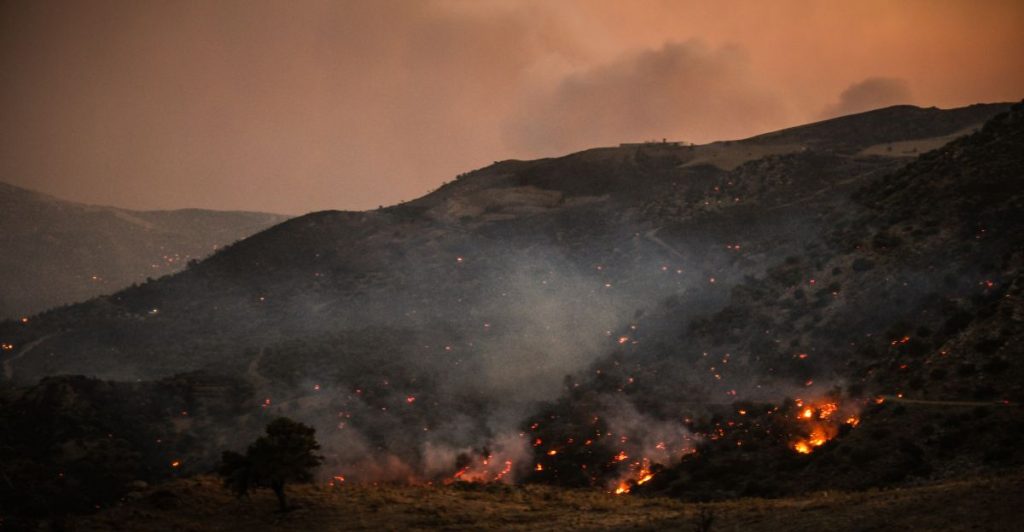 Μαίνεται ανεξέλεγκτη η φωτιά στο Ρέθυμνο: Δεν πετούν εναέρια μέσα εξαιτίας θυελλωδών ανέμων -Έφτασαν τα 125 χλμ./ώρα οι ριπές