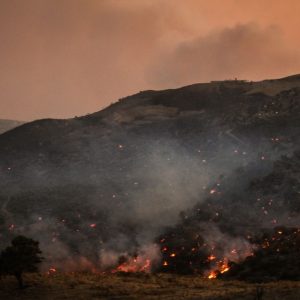 Μαίνεται ανεξέλεγκτη η φωτιά στο Ρέθυμνο: Δεν πετούν εναέρια μέσα εξαιτίας θυελλωδών ανέμων -Έφτασαν τα 125 χλμ./ώρα οι ριπές