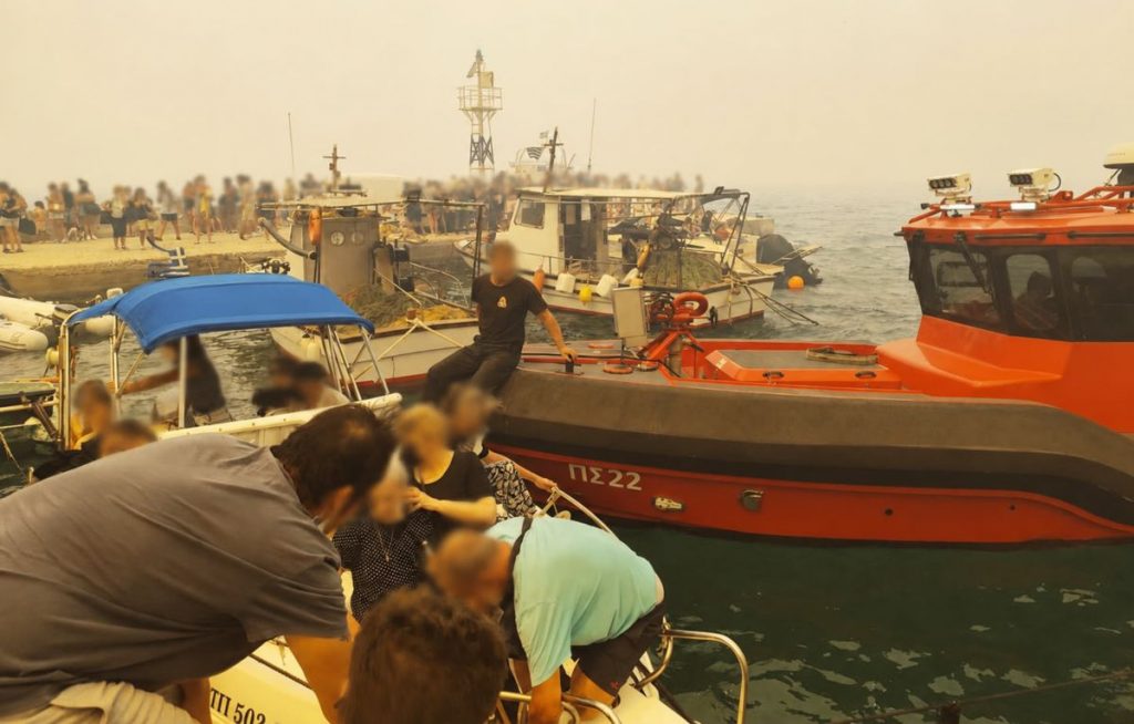 Με πλωτά μέσα η εκκένωση του Αγίου Βασίλειου, συγκλονιστικές εικόνες -Σε δύο στάδια η επιχείρηση, απομακρύνονται και οδικώς