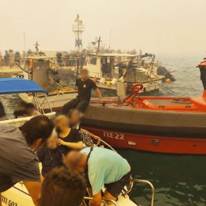Με πλωτά μέσα η εκκένωση του Αγίου Βασίλειου, συγκλονιστικές εικόνες -Σε δύο στάδια η επιχείρηση, απομακρύνονται και οδικώς
