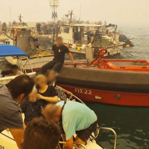 Βοιωτία: Με πλωτά μέσα η εκκένωση του Αγίου Βασίλειου, συγκλονιστικές εικόνες -Σε δύο στάδια η επιχείρηση, απομακρύνονται και οδικώς