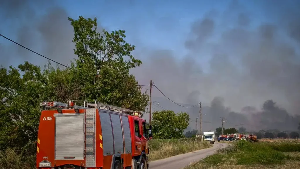 Πυρκαγιά στο Ωραιόκαστρο Θεσσαλονίκης στην περιοχή Μονόλοφος – Επιχειρούν και εναέρια μέσα
