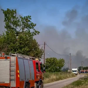 Πυρκαγιά στο Ωραιόκαστρο Θεσσαλονίκης στην περιοχή Μονόλοφος – Επιχειρούν και εναέρια μέσα