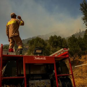 Νέα φωτιά στη Βοιωτία - Eκκενώνεται η Ξηρονομή