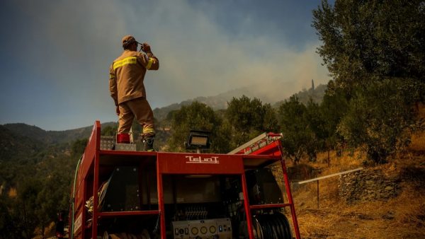 Μεγάλη φωτιά στη Βοιωτία - Eκκενώνεται η Ξηρονομή