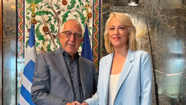Δούρου στην πρώτη συνάντησή της ως πρόεδρος της ΚΟ του ΣΥΡΙΖΑ με τον Κακλαμάνη: «Θα δώσουμε μάχη απέναντι στην απαξίωση της πολιτικής»