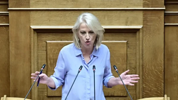 Δούρου σε Μητσοτάκη: «Η 24η Ιουλίου δεν μπορεί να συνυπάρχει με την παρουσία νοσταλγών της δικτατορίας, εκπροσώπων της ακροδεξιάς και αναθεωρητών της Ιστορίας»