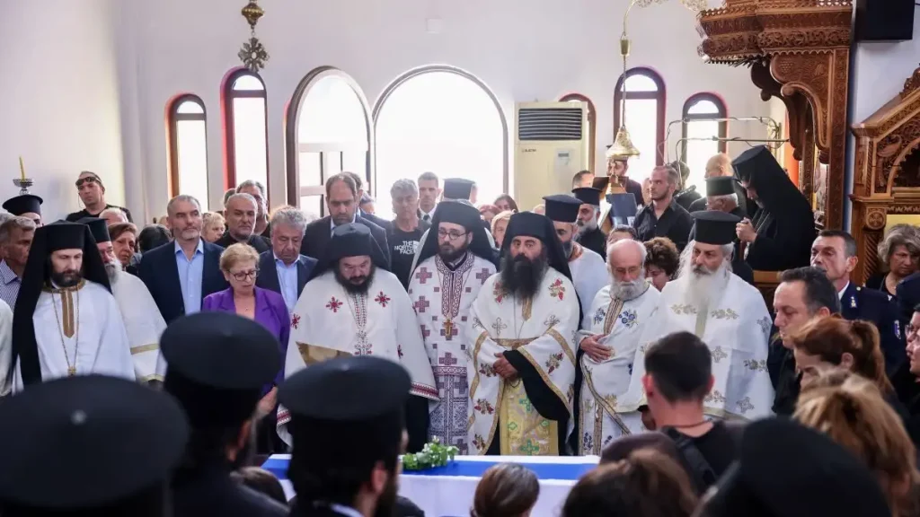 Σπαραγμός στην κηδεία του 25χρονου ήρωα πυροσβέστη που πέθανε στη φωτιά του Ρεθύμνου – Με λουλούδια στα χέρια τον αποχαιρετούν