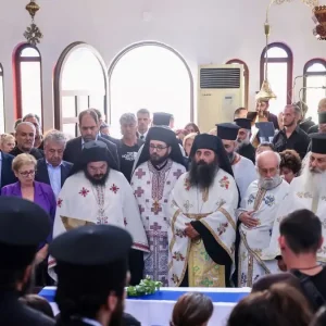 Σπαραγμός στην κηδεία του 25χρονου ήρωα πυροσβέστη που πέθανε στη φωτιά του Ρεθύμνου – Με λουλούδια στα χέρια τον αποχαιρετούν
