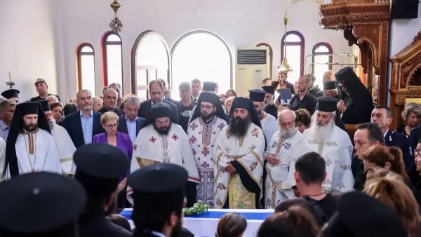 Σπαραγμός στην κηδεία του 25χρονου ήρωα πυροσβέστη που πέθανε στη φωτιά του Ρεθύμνου – Με λουλούδια στα χέρια τον αποχαιρετούν
