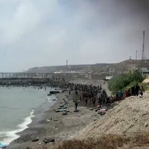 Γιατί πλημμύρισε από 49.000 μετανάστες η Θέουτα: Η ανοχή του Μαρόκου, η καθυστέρηση της κυβέρνησης Σάντσεθ και οι φήμες για ανοιχτά σύνορα