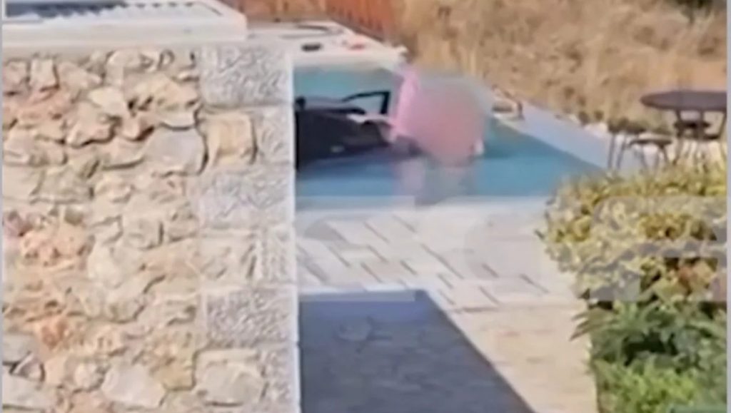 Αυτοκίνητο «βούτηξε»… σε πισίνα ξενοδοχείου στη Μάνη – Δείτε το βίντεο