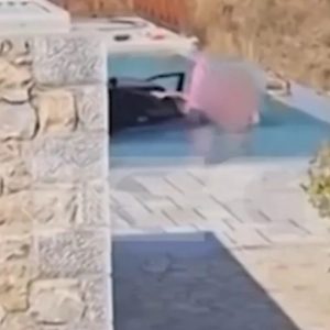 Αυτοκίνητο «βούτηξε»… σε πισίνα ξενοδοχείου στη Μάνη – Δείτε το βίντεο