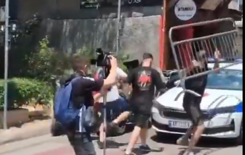Άγρια επεισόδια στα Τίρανα με τραυματίες: Πέτρες, δακρυγόνα και συλλήψεις έξω από τη Βουλή, δείτε βίντεο και φωτογραφίες