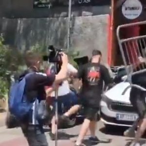 Άγρια επεισόδια στα Τίρανα με τραυματίες: Πέτρες, δακρυγόνα και συλλήψεις έξω από τη Βουλή, δείτε βίντεο και φωτογραφίες