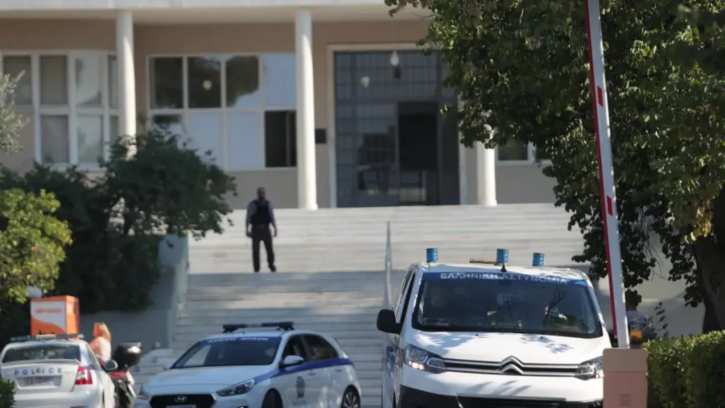 Φωτιά στο Σισμανόγλειο: «Η μητέρα μου υπέστη ανακοπή» την ώρα της εκκένωσης λέει ο γιος της 83χρονης