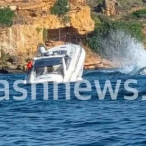 Χανιά: Σκάφος με τουρίστες, έπεσε σε βράχια και βυθίστηκε