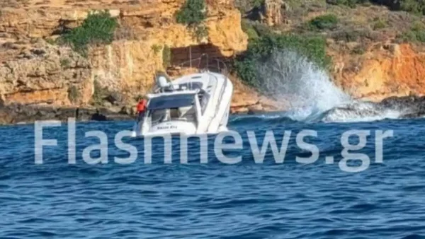 Χανιά: Σκάφος με τουρίστες έπεσε σε βράχια και βυθίστηκε