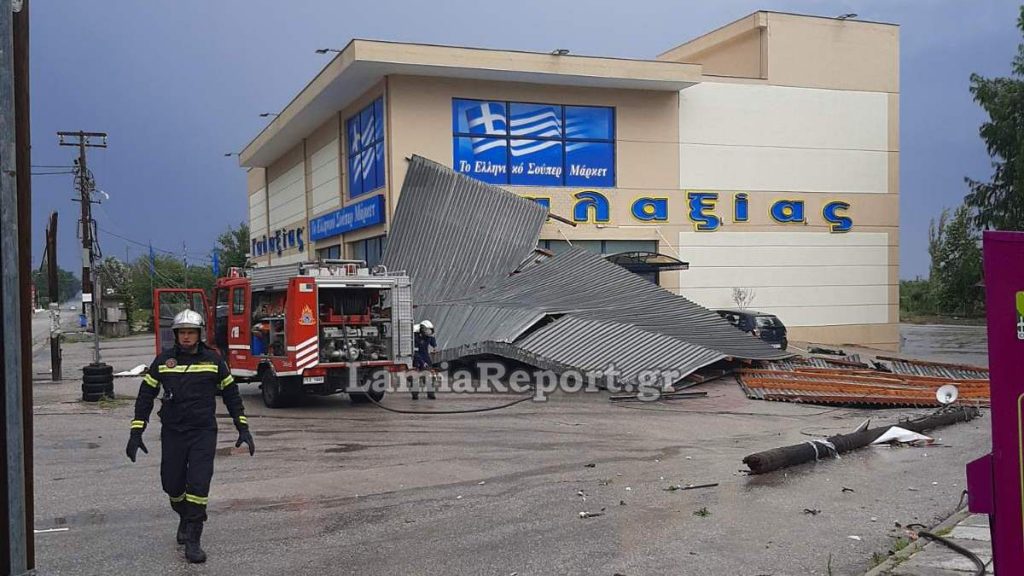 Φθιώτιδα: Σήκωσε σκεπές το δυνατό μπουρίνι και τις έριξε πάνω σε αυτοκίνητα - Από τύχη δεν θρηνήσαμε θύματα - ΒΙΝΤΕΟ