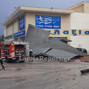 Φθιώτιδα: Σήκωσε σκεπές το δυνατό μπουρίνι και τις έριξε πάνω σε αυτοκίνητα - Από τύχη δεν θρηνήσαμε θύματα - ΒΙΝΤΕΟ