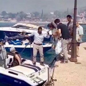 Ο Φάνης Σπανός πάνω στη βάρκα βοηθάει στην απομάκρυνση των κατοίκων στην πυρκαγιά της Βοιωτίας - Δείτε εικόνες