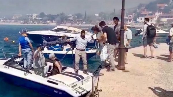 Ο Φάνης Σπανός πάνω στη βάρκα βοηθάει στην απομάκρυνση των κατοίκων στην πυρκαγιά της Βοιωτίας - Δείτε εικόνες