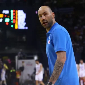 Έξαλλος ο Βασίλης Σπανούλης σε τάιμ άουτ της Εθνικής μπάσκετ: «Σαν χε@@@@οι παίζουμε»