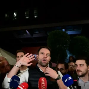 Ο Στέφανος Κασσελάκης «τρολάρει» τους βουλευτές του ΣΥΡΙΖΑ που παραιτούνται – «Να σας γράψω συστατική επιστολή για τον ιδιωτικό τομέα»