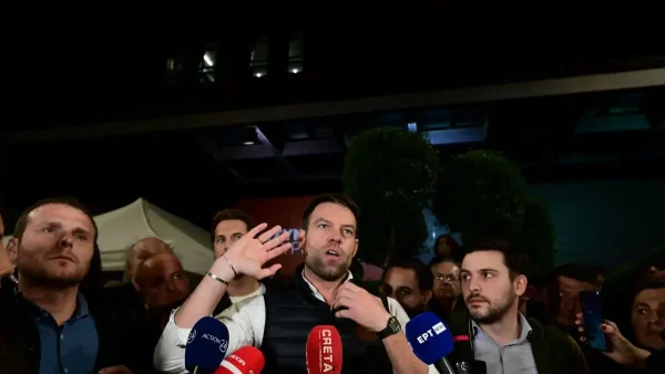 Ο Στέφανος Κασσελάκης «τρολάρει» τους βουλευτές του ΣΥΡΙΖΑ που παραιτούνται – «Να σας γράψω συστατική επιστολή για τον ιδιωτικό τομέα»