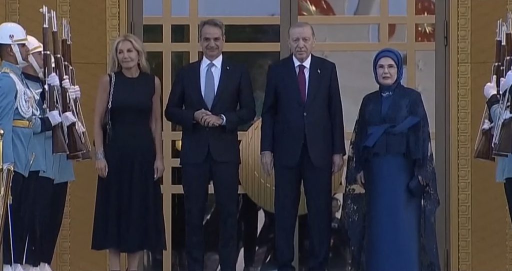 Αυτή την ώρα το δείπνο των ηγετών του NATO στην Άγκυρα, υποδέχθηκε τον Μητσοτάκη στο Λευκό Παλάτι ο Ερντογάν