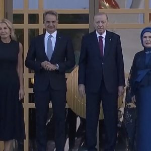 Αυτή την ώρα το δείπνο των ηγετών του NATO στην Άγκυρα, υποδέχθηκε τον Μητσοτάκη στο Λευκό Παλάτι ο Ερντογάν