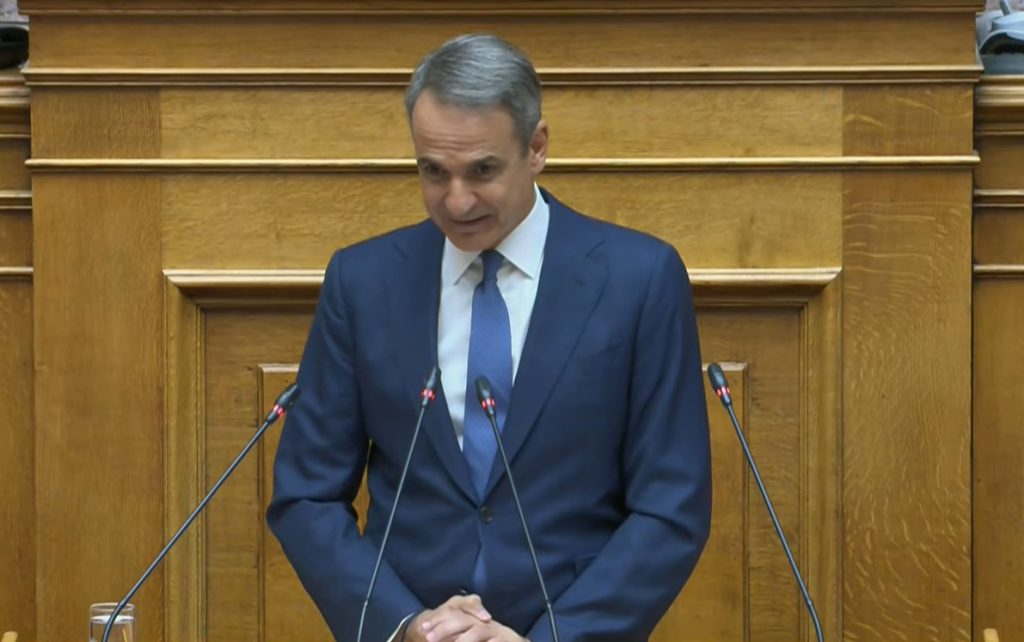 Live ο Μητσοτάκης στη Βουλή: Μείωση 10 λεπτών στη βενζίνη και 5 στο ντίζελ έως τέλος Αυγούστου