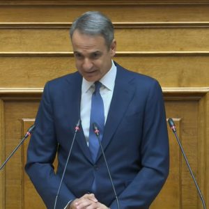 Live ο Μητσοτάκης στη Βουλή: Μείωση 10 λεπτών στη βενζίνη και 5 στο ντίζελ έως τέλος Αυγούστου