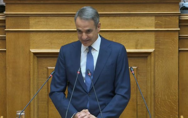 Live ο Μητσοτάκης στη Βουλή: Μείωση 10 λεπτών στη βενζίνη και 5 στο ντίζελ έως τέλος Αυγούστου