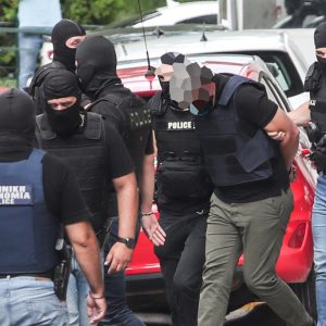 Για ανθρωποκτονία από πρόθεση κατά συρροή κατηγορούνται οι δύο συλληφθέντες για την Marfin - Την Τρίτη στην ανακρίτρια