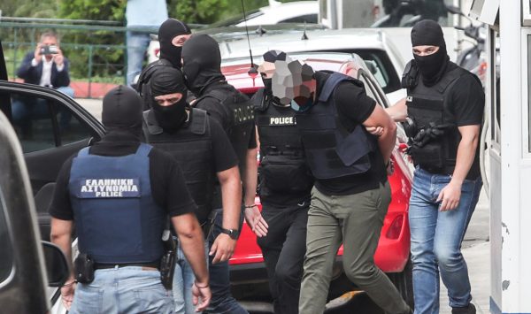 Για ανθρωποκτονία από πρόθεση κατά συρροή κατηγορούνται οι δύο συλληφθέντες για την Marfin - Την Τρίτη στην ανακρίτρια
