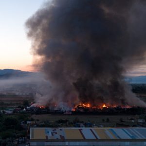 «Πύρινη κόλαση» έξω από τη Λάρισα - Συνεχίζεται η πυρκαγιά σε εταιρεία ανακύκλωσης (ΒΙΝΤΕΟ-ΦΩΤΟ)