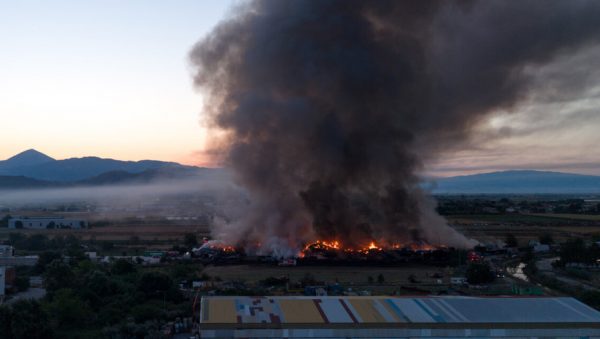 «Πύρινη κόλαση» έξω από τη Λάρισα - Συνεχίζεται η πυρκαγιά σε εταιρεία ανακύκλωσης (ΒΙΝΤΕΟ-ΦΩΤΟ)
