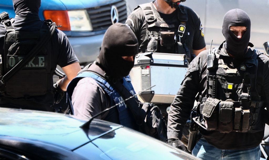 Θεσσαλονίκη: Στα δικαστήρια οι συλληφθέντες για την δολοφονία της Βάγιας Νέστορα – Ισχυρές αστυνομικές δυνάμεις στο σημείο