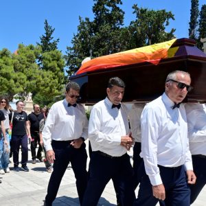 Πάολα Ρεβενιώτη: Τυλιγμένη με τη σημαία του ουράνιου τόξου το φέρετρο της – Το διαφορετικό «αντίο» στο Α’ Νεκροταφείο