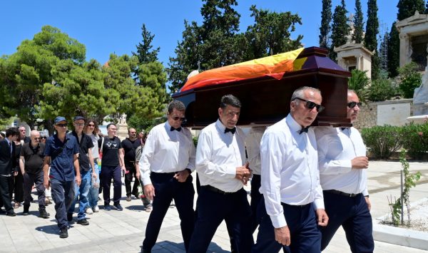 Πάολα Ρεβενιώτη: Τυλιγμένη με τη σημαία του ουράνιου τόξου το φέρετρο της – Το διαφορετικό «αντίο» στο Α’ Νεκροταφείο