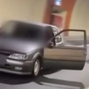 Απίστευτο βίντεο: Οδηγός κινείται σε σήραγγα με τις πόρτες ανοιχτές, θέτοντας σε κίνδυνο τα διερχόμενα οχήματα