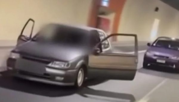 Απίστευτο βίντεο: Οδηγός κινείται σε σήραγγα με τις πόρτες ανοιχτές, θέτοντας σε κίνδυνο τα διερχόμενα οχήματα