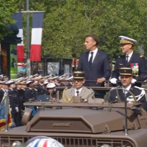 Η Γαλλία γιορτάζει την 14η Ιουλίου: Η μεγάλη στρατιωτική παρέλαση στο Παρίσι για την Ημέρα της Βαστίλης με ελληνικό χρώμα